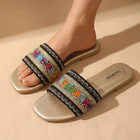 Mila | Stilvolle und bequeme bestickte geflochtene Pantoffeln