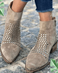 Elena | Stivaletti in suede con borchie e punta affusolata chic