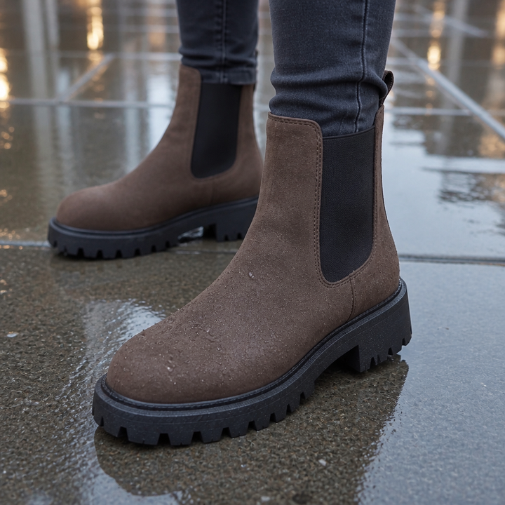 Traqora | Chelsea Boots – Wide-Fit Stretch-Panel Style