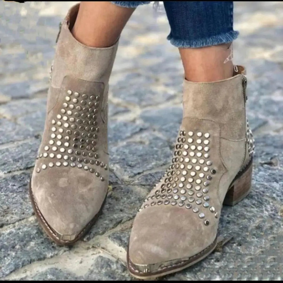 Elena | Stivaletti in suede con borchie e punta affusolata chic