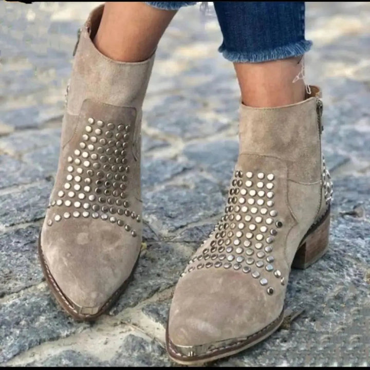 Elena | Stivaletti in suede con borchie e punta affusolata chic