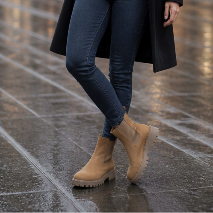 Traqora | Chelsea Boots – Wide-Fit Stretch-Panel Style