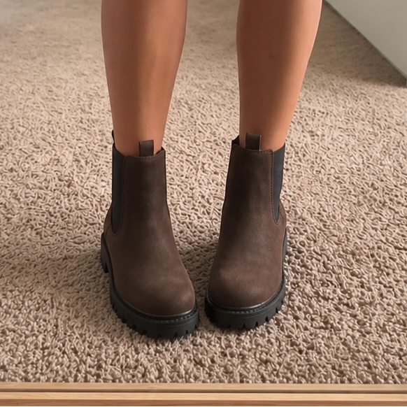 Everstride | Chelsea Ankle Boots – Versatile Brown Style for Women