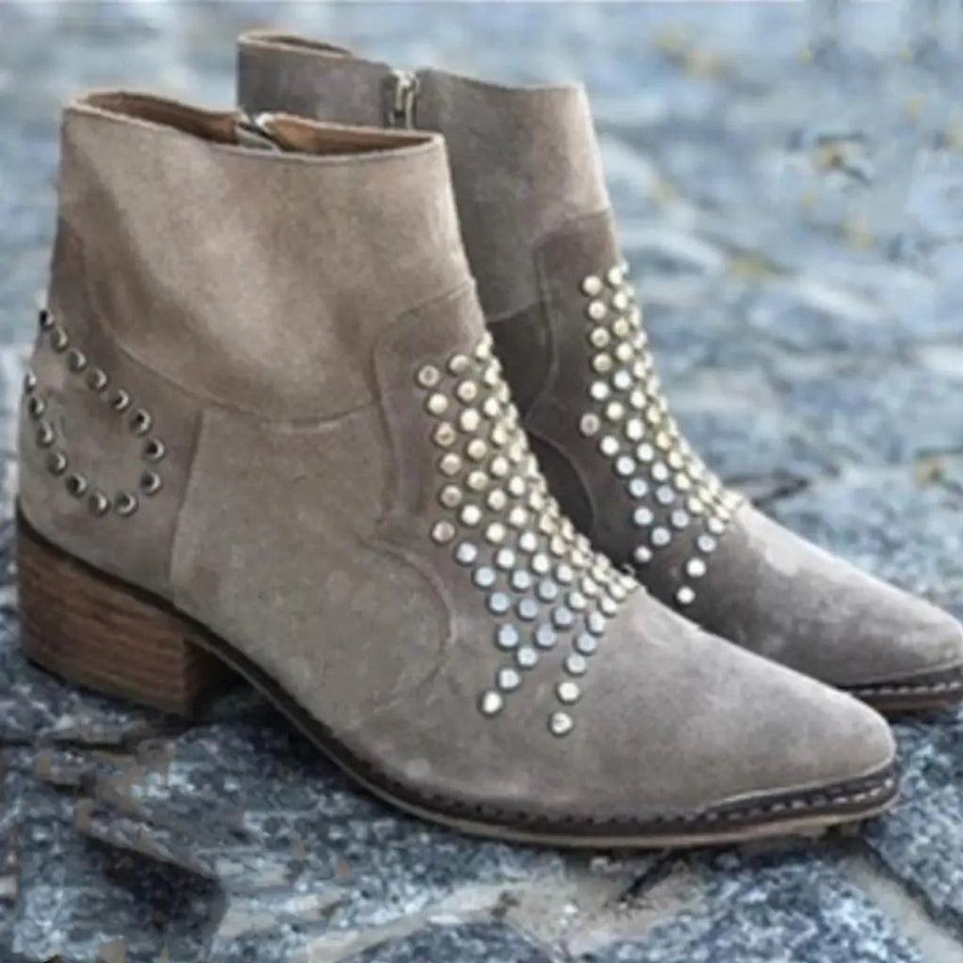 Elena | Stivaletti in suede con borchie e punta affusolata chic