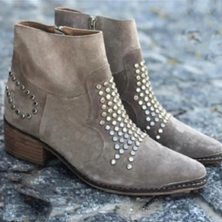 Elena | Stivaletti in suede con borchie e punta affusolata chic