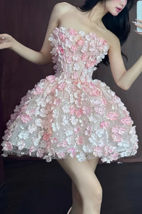 Bianca | Skulpturales Mini-Kleid mit floralen Verzierungen