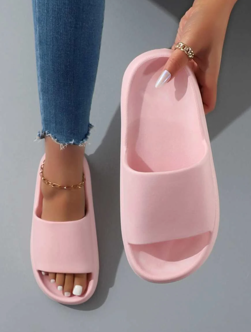 Lara | Comfortable Minimalist Design 0