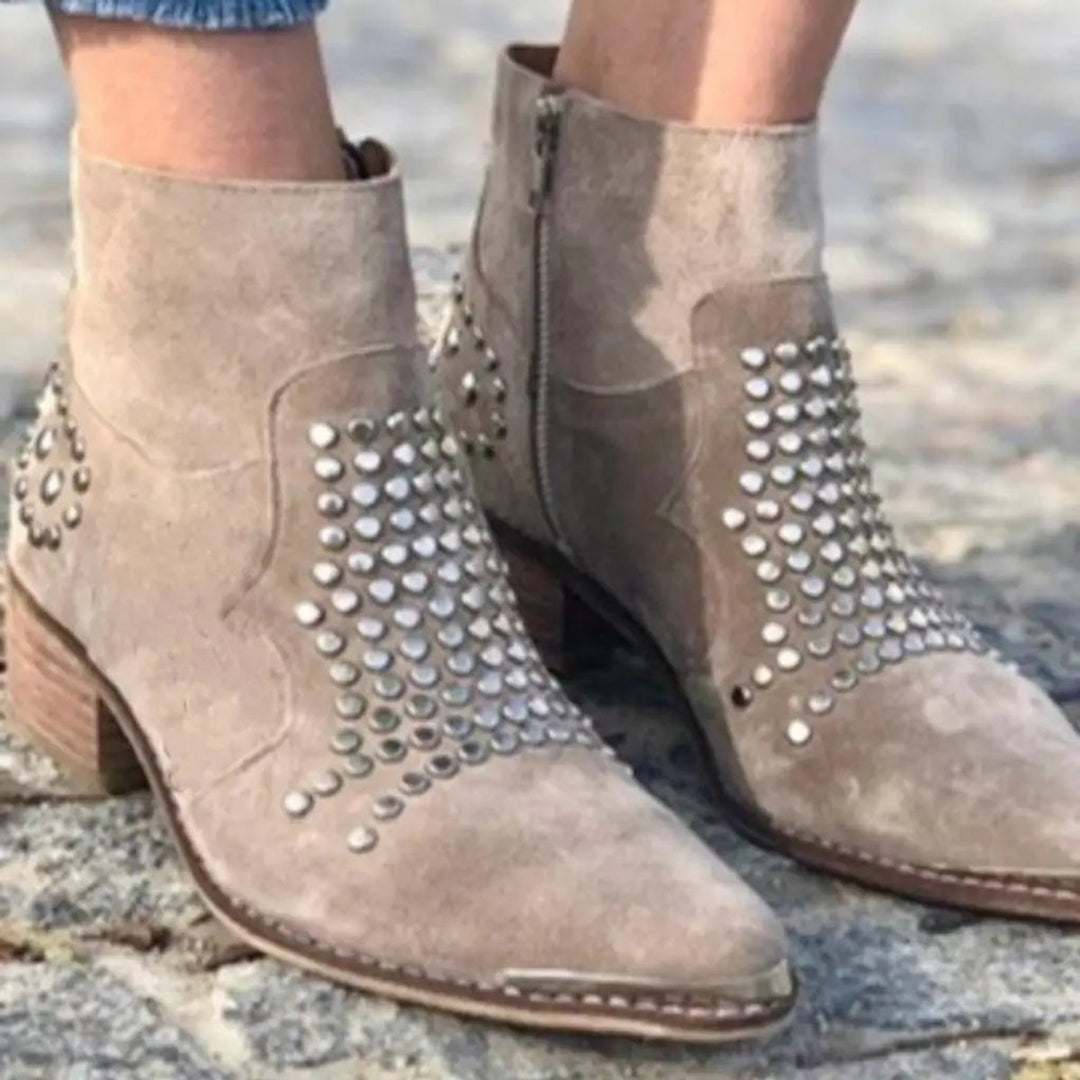 Elena | Stivaletti in suede con borchie e punta affusolata chic